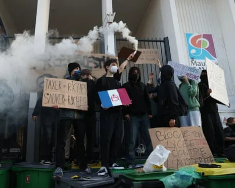 New French PM Under Intense Pressure as Nationwide Strikes Paralyze Education and Transportation